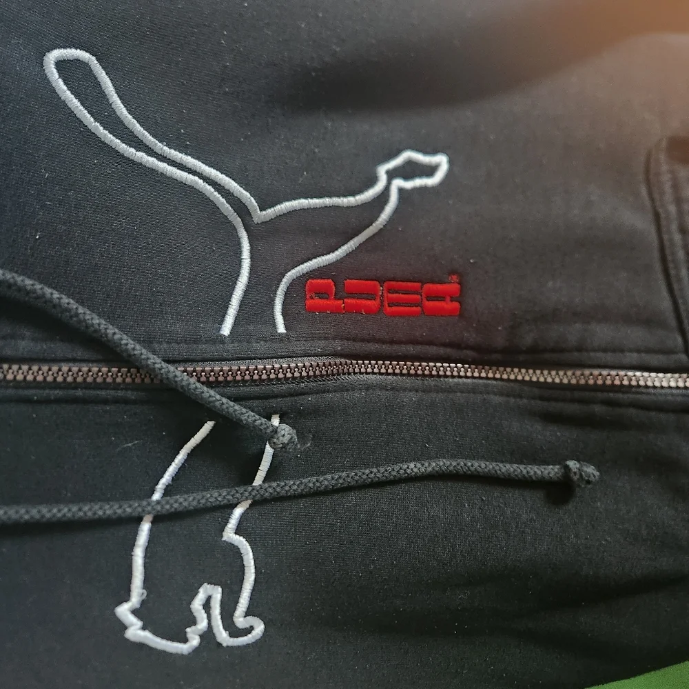 Embroidered puma hoodie. Black..white..red. mint medium. - Picture 3 of 4
